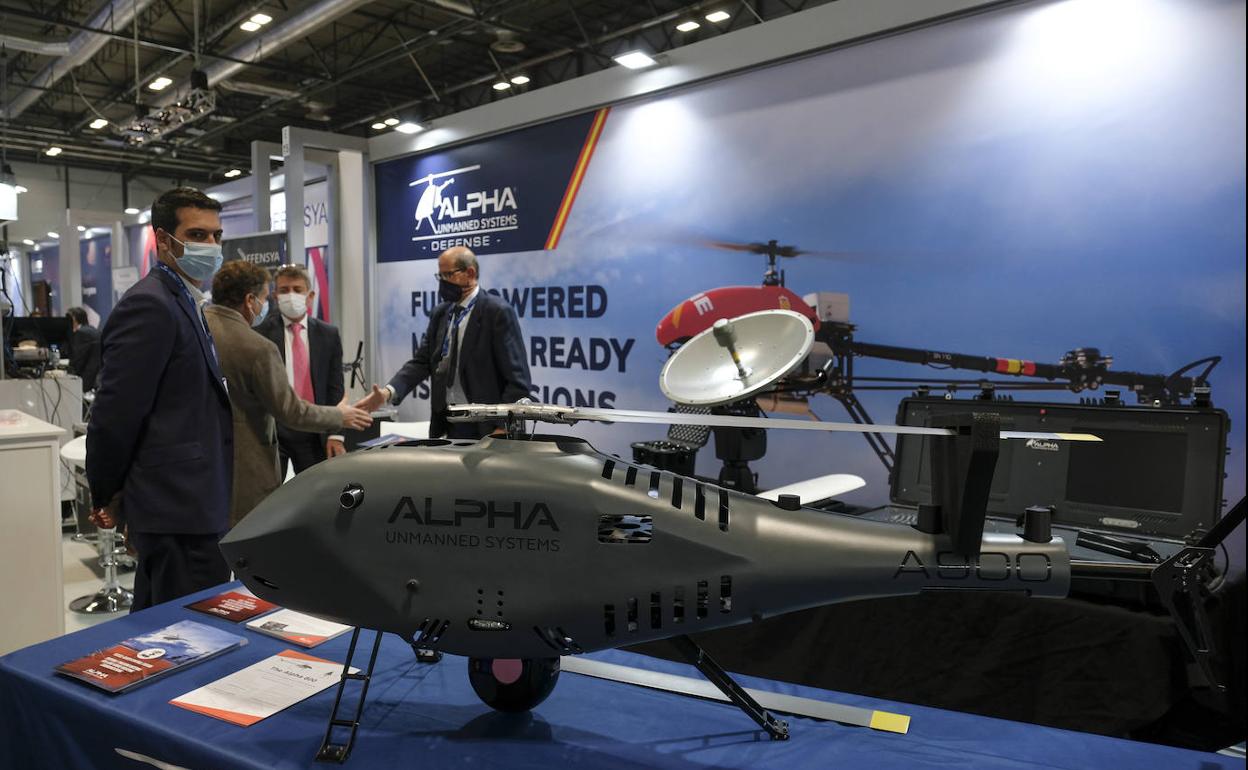 Un expositor muestra un dron en la última feria internacional de defensa y seguridad FEINDEF.