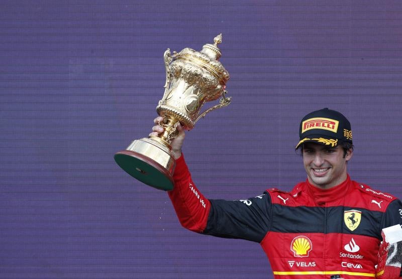 Carlos Sainz alza el trofeo recibido tras su victoria en el Gran Premio de Gran Bretaña.