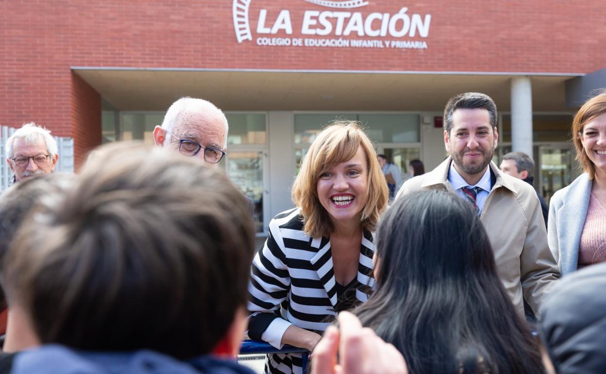 La ministra de Educación, Pilar Alegría, durante una visita a La Rioja. 
