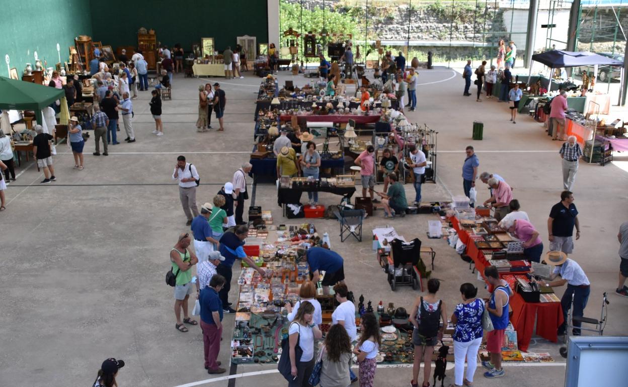 Vista de parte de los puestos instalados en el frontón de Munilla. 