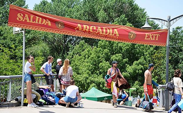 Los jóvenes abandonan el recinto del festival. l
