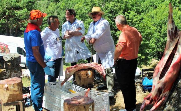 Los carniceros, a punto de comenzar con el corte de las piezas. 