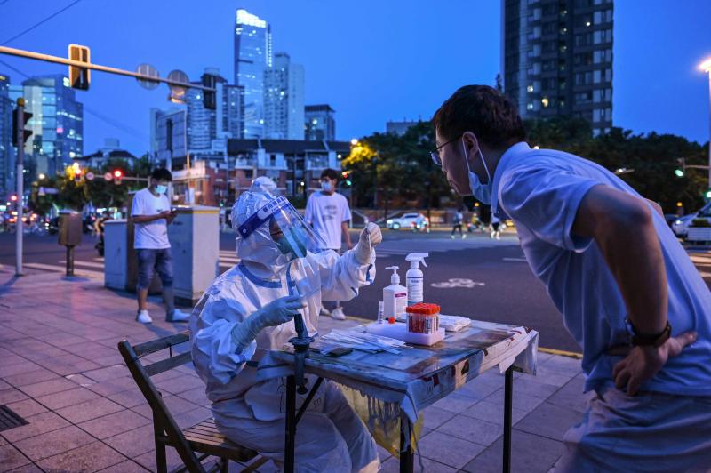 Un vecino de Hong Kong se somete a un test del coronavirus en la calle 