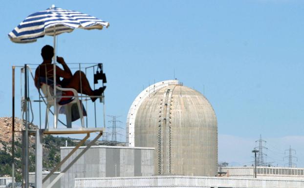 Un socorrista vigila la playa próxima a la central nuclear de Vandellós II en Tarragona.