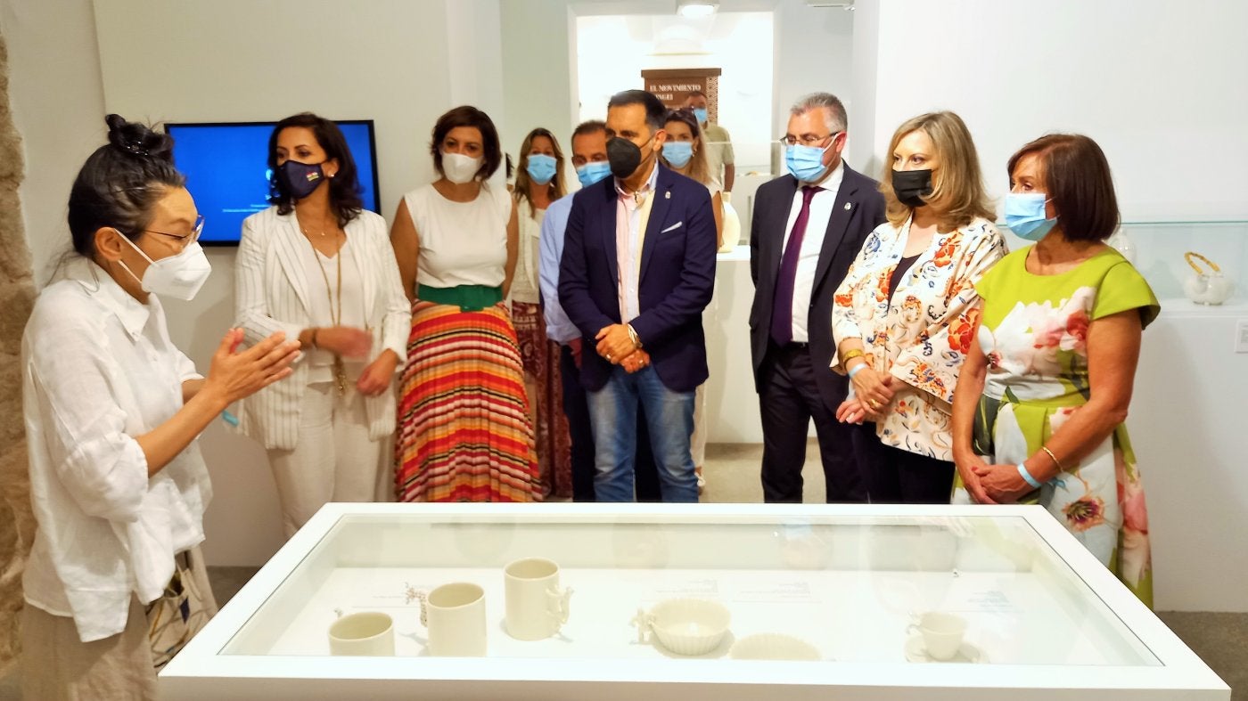 A la izquierda, la ceramista japonesa Yukiko Kitahara explica sus obras a las autoridades. 