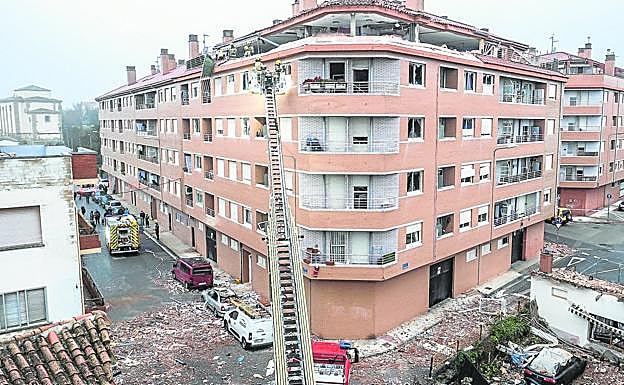 Bomberos y servicios de emergencia trabajan en el lugar de la explosión en la mañana del 20 de diciembre de 2021. 