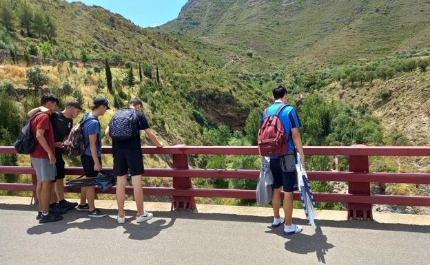 Un grupo de jóveves avista desde el punte las pozas donde ha ocurrido el suceso 