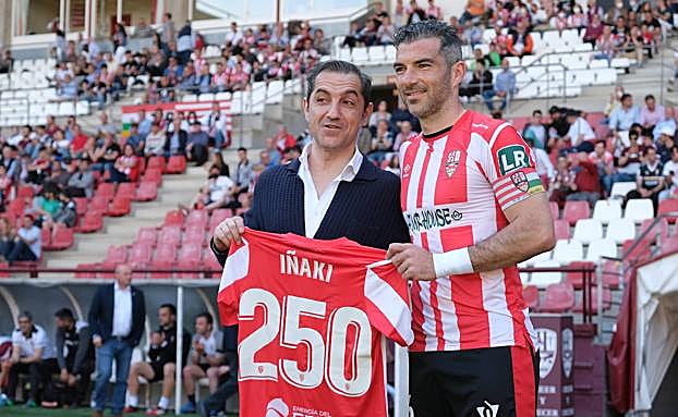 Iñaki posa con Juanjo Herreros, vicepresidente del club, el 8 de mayo con motivo de sus 250 partidos con la camiseta de la UD Logroñés. 