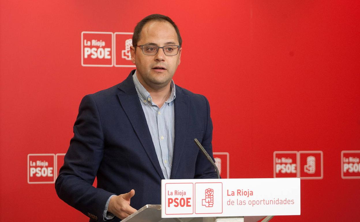 César Luena, durante una intervención en la sede del PSOE de La Rioja. 