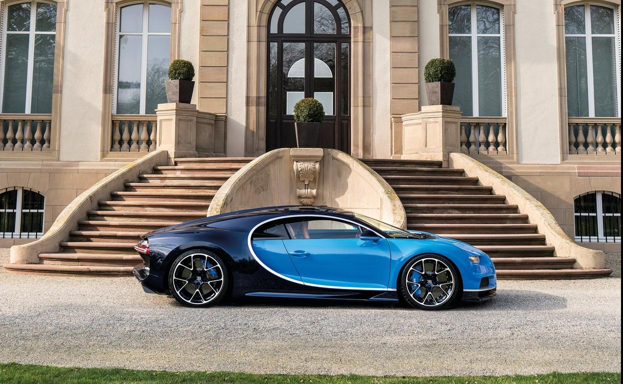 Un espectacular Bugatti Chiron espera a su dueño a las puertas de un palacete.