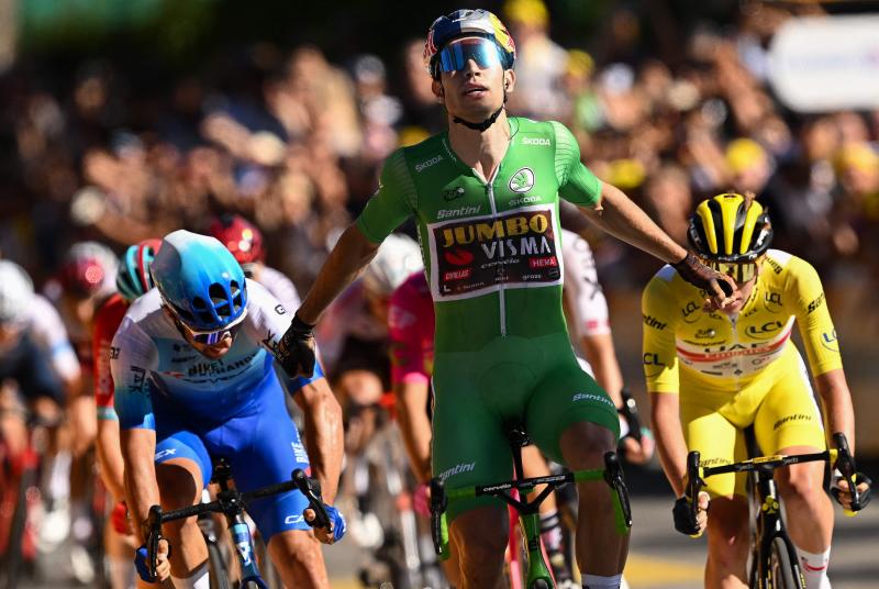 Van Aert celebra su triunfo cuando se dispone a cruzar la línea de meta.