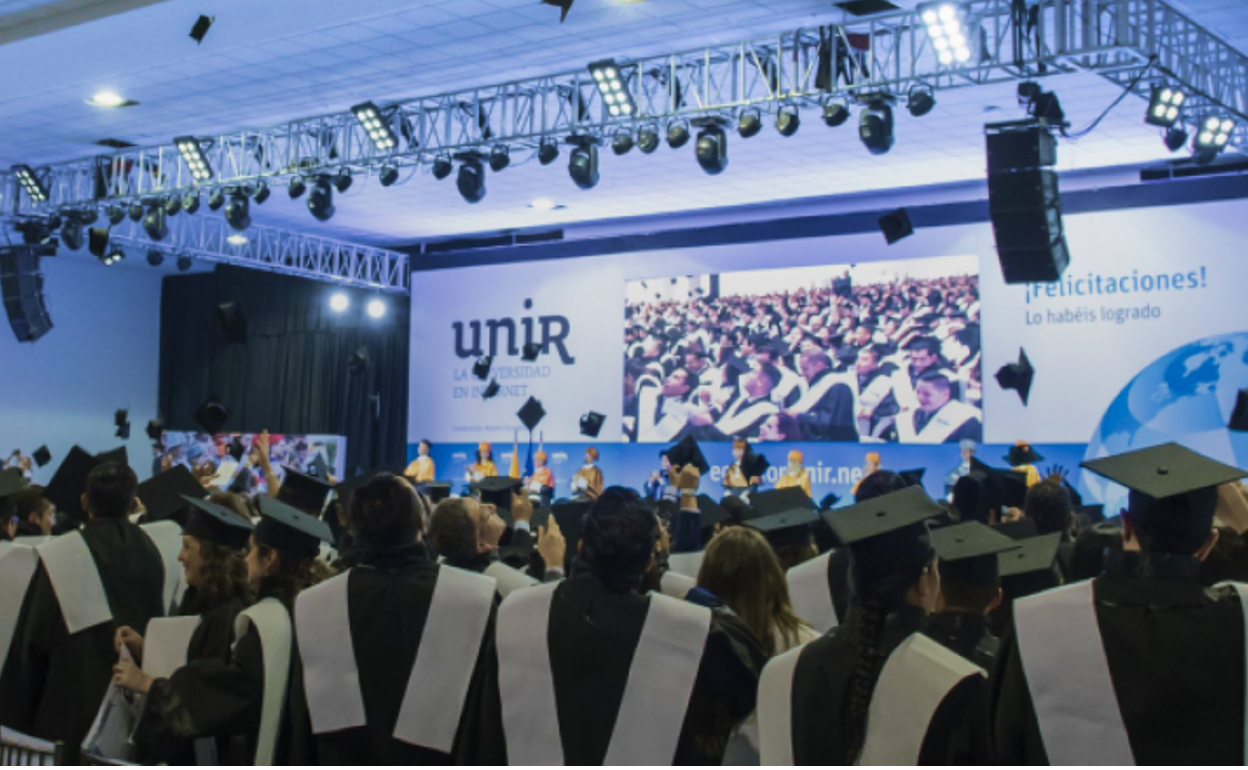 Miles de estudiantes de UNIR se reúnen en Quito para celebrar el final de sus estudios