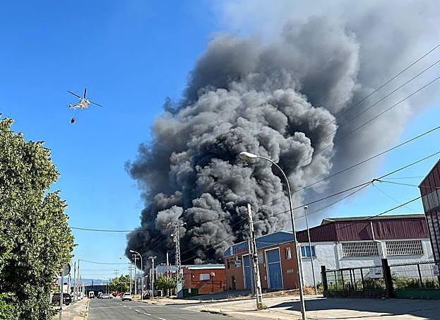 Incendio en Logroño: Un grave incendio arrasa Zabaleta y pone en jaque los polígonos Cantabria y Las Cañas