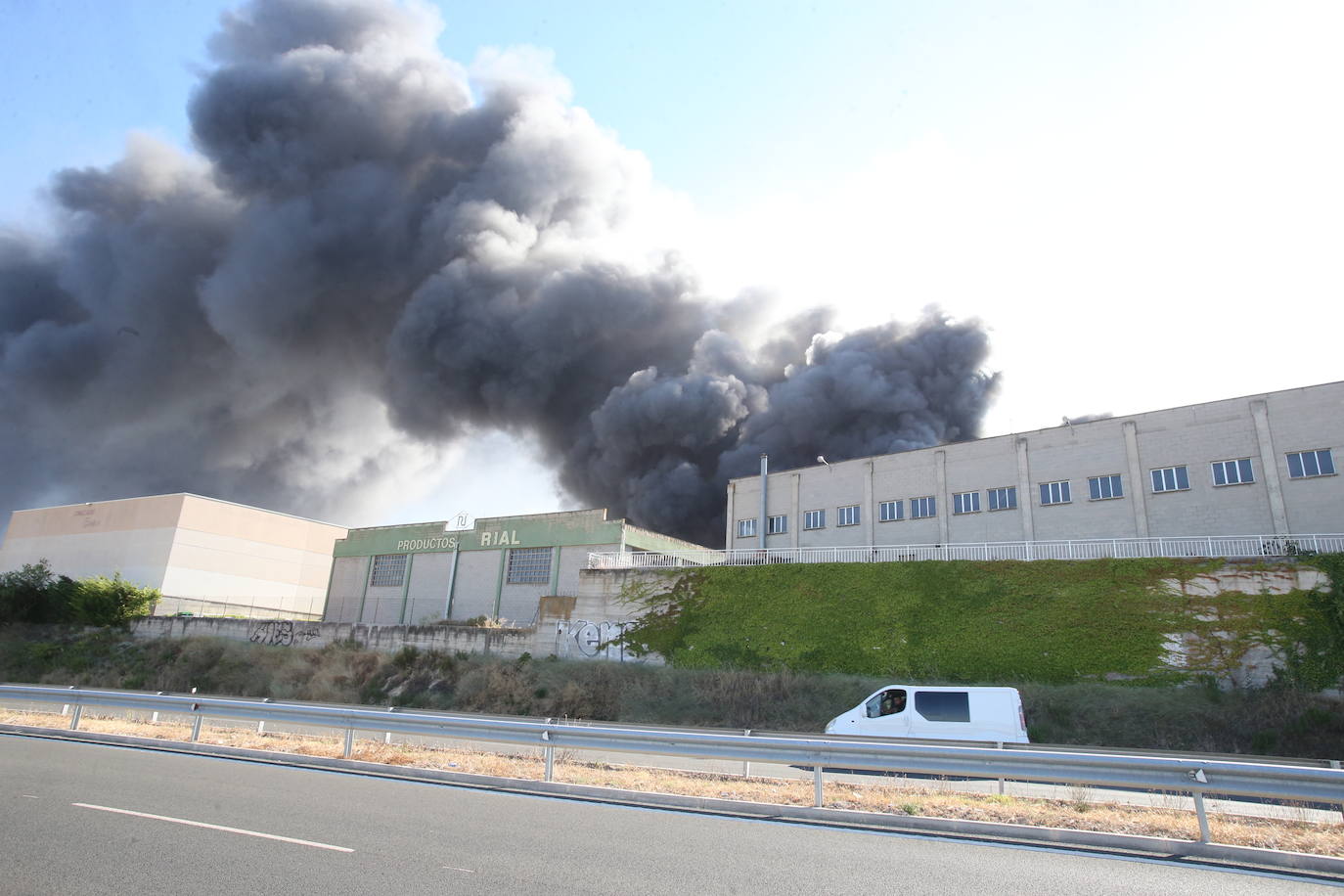 Fotos: La empresa Zabaleta, afectada por el fuego del Polígono Cantabria