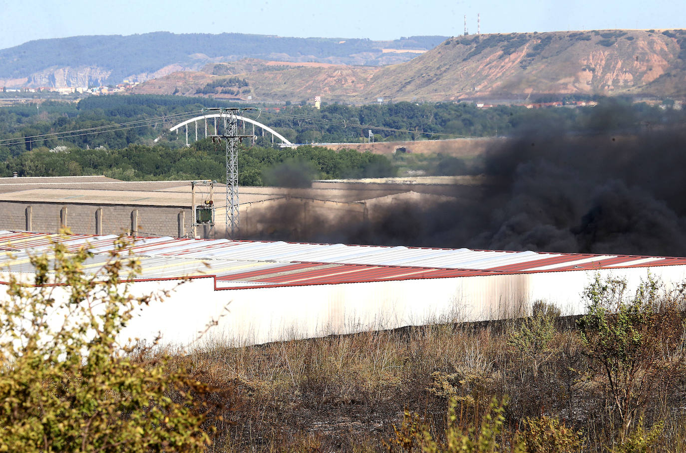 Fotos: La empresa Zabaleta, afectada por el fuego del Polígono Cantabria