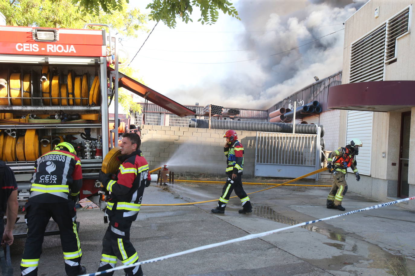 Fotos: La empresa Zabaleta, afectada por el fuego del Polígono Cantabria