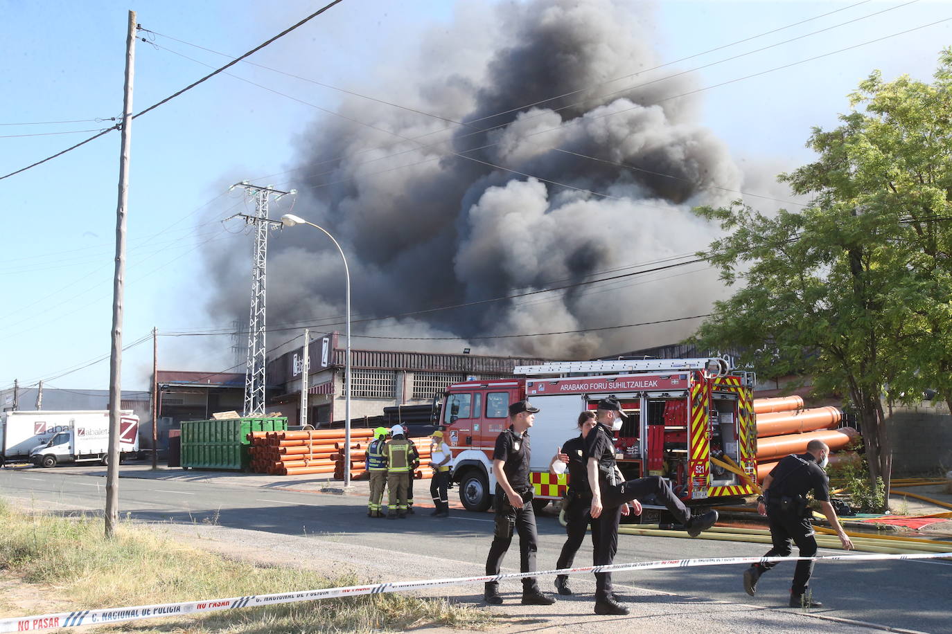 Fotos: La empresa Zabaleta, afectada por el fuego del Polígono Cantabria