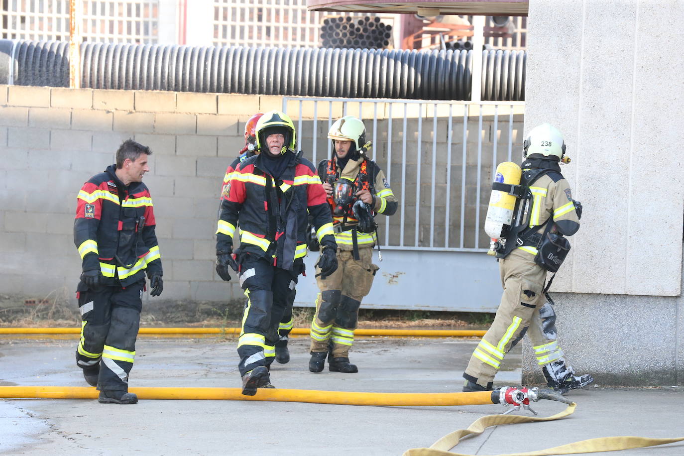 Fotos: La empresa Zabaleta, afectada por el fuego del Polígono Cantabria