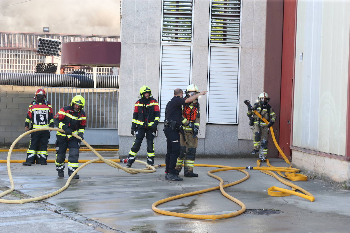 Fotos: La empresa Zabaleta, afectada por el fuego del Polígono Cantabria