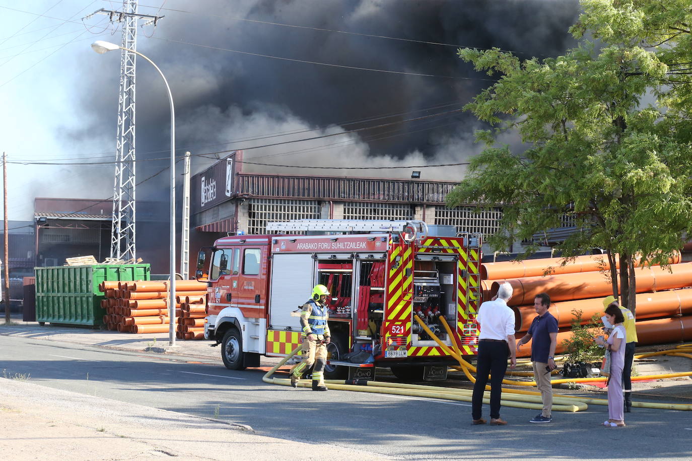 Fotos: La empresa Zabaleta, afectada por el fuego del Polígono Cantabria