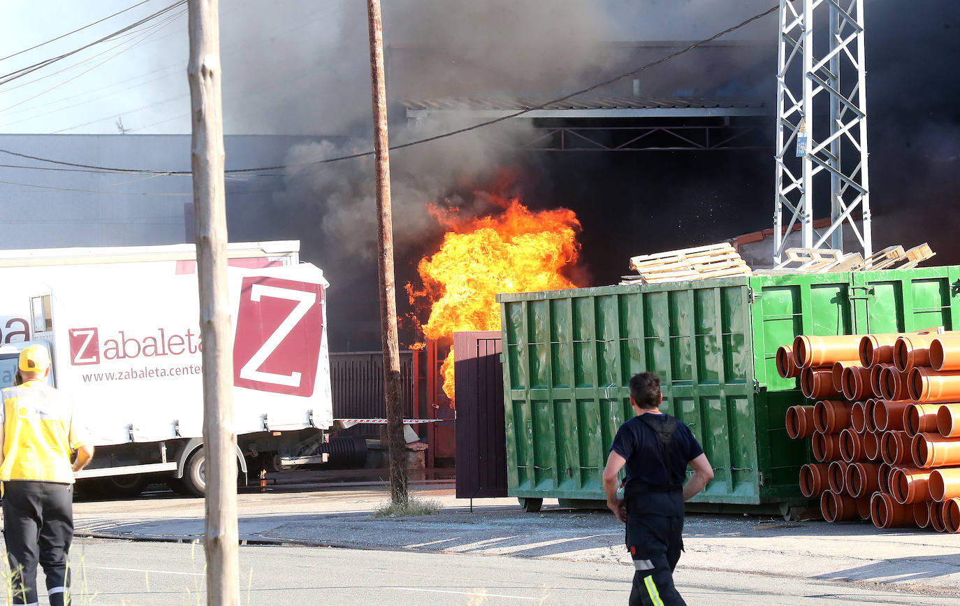 Fotos: La empresa Zabaleta, afectada por el fuego del Polígono Cantabria