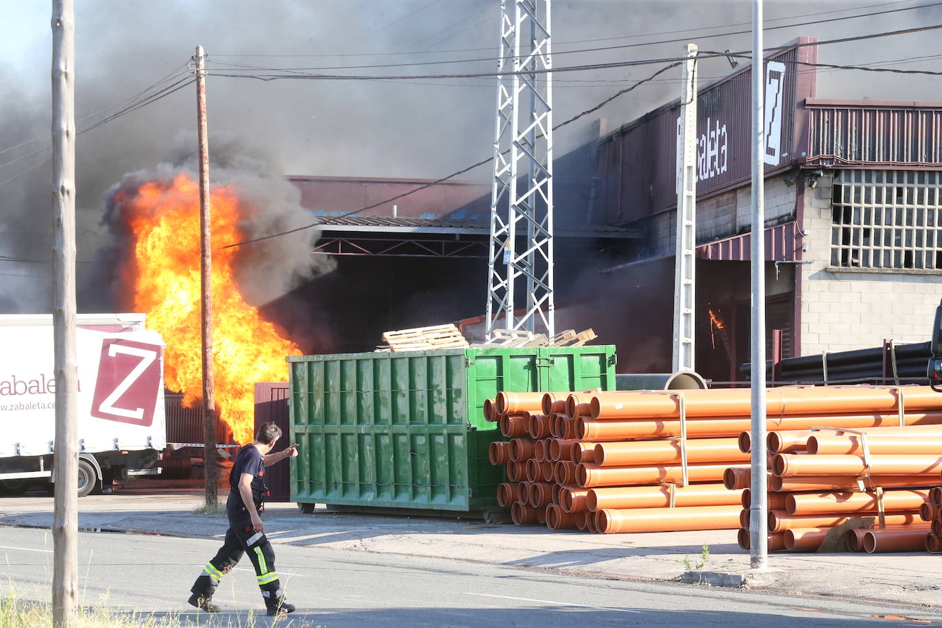 Fotos: La empresa Zabaleta, afectada por el fuego del Polígono Cantabria