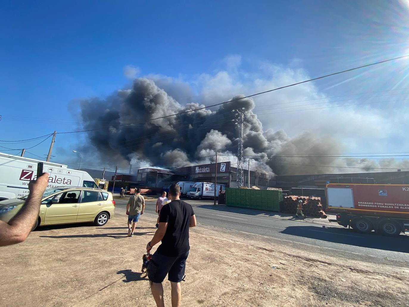 Fotos: La empresa Zabaleta, afectada por el fuego del Polígono Cantabria