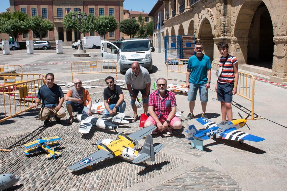 Organizadores y participantes en la exposición, con algunos de los modelos. 