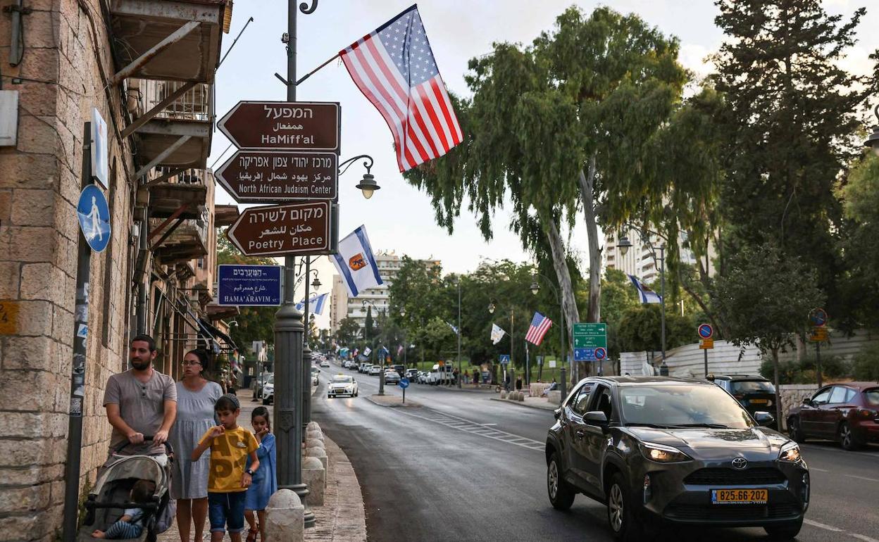 Las banderas de Estados Unidos e Israel ya lucen en las calles de Jerusalén con motivo del viaje de Joe Biden.