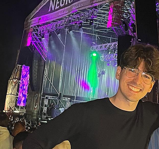 Mario Cornago, delante del escenario principal del festival Holika, a finales de junio. 