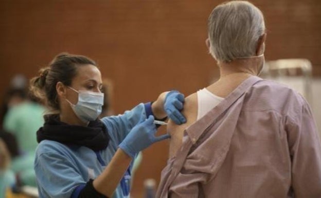 Sanidad acepta vacunar a los mayores de 60, pero no dice cuándo