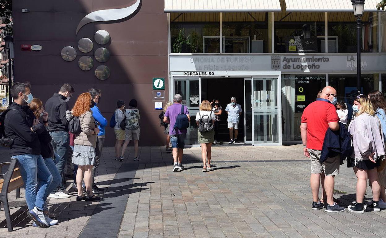 Viajeros en la entrada de la Oficina de Turismo de Logroño. 