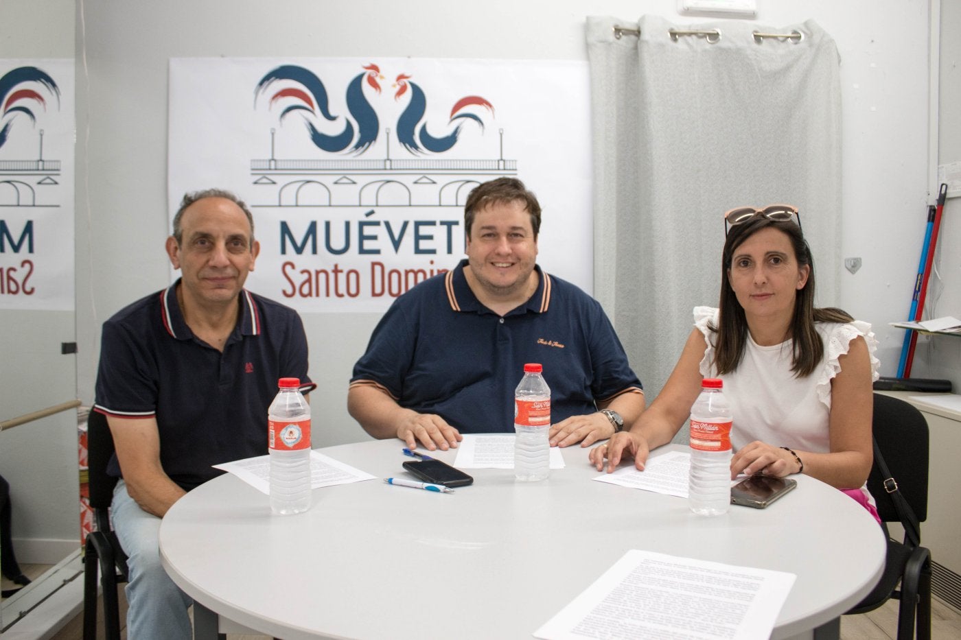 Los concejales de Muévete Santo Domingo, Carlos Cañas, Carlos Barrón y Cristina Domingo, ayer en rueda de prensa. 