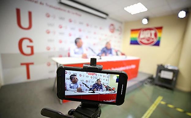 Jesús Izquierdo y Pepe Álvarez, en la sede de UGT La Rioja.