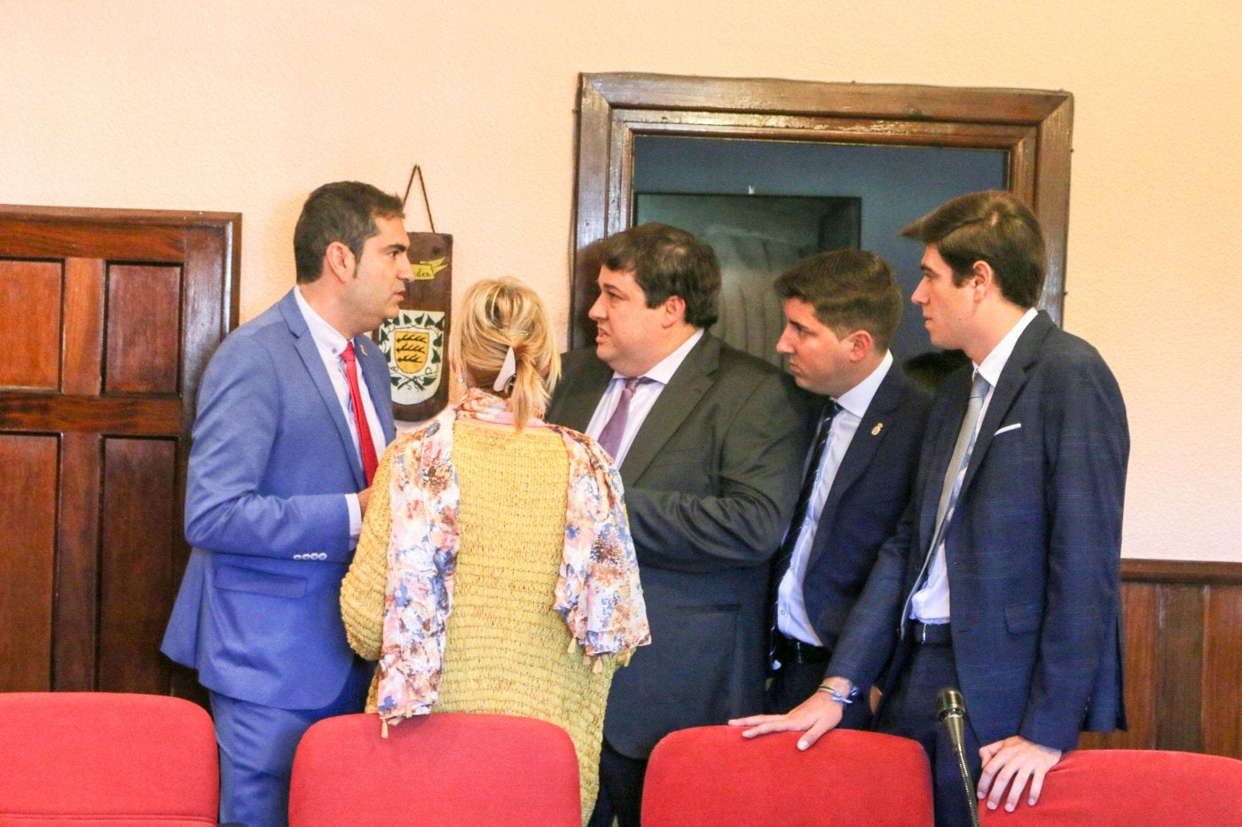 David Mena, Carlos Barrón y concejales del PP conversan en el salón de plenos minutos antes de la sesión de investidura, en junio de 2019. MA 