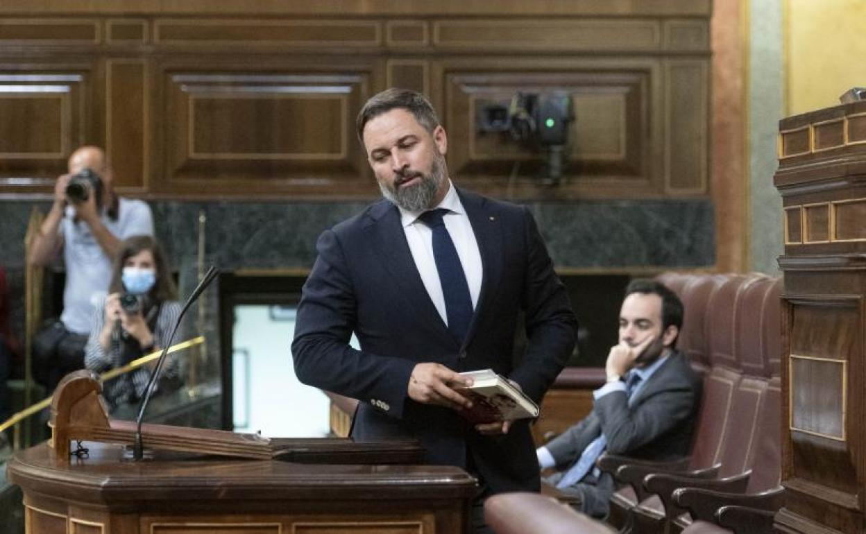 El líder de Vox, Santiago Abascal, en la tribuna del Congreso de los Diputados. 