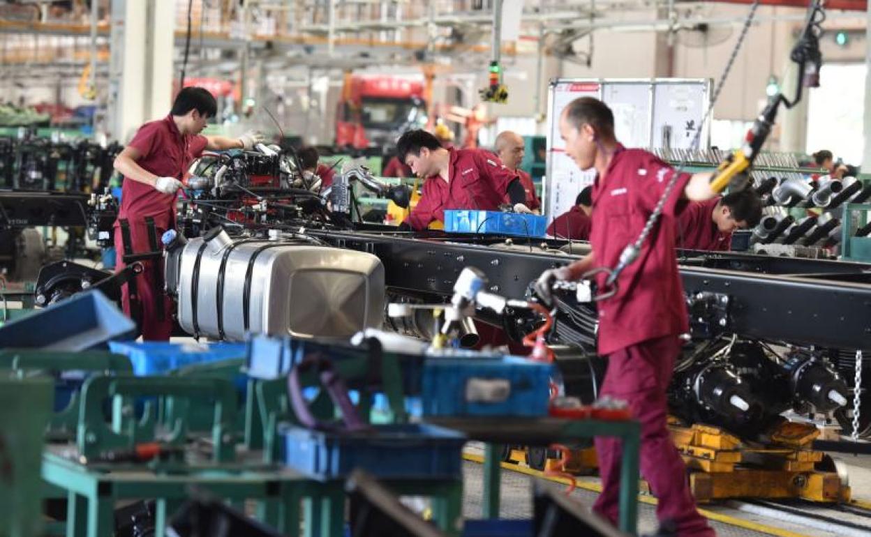 Empleados en una fábrica de camiones. 