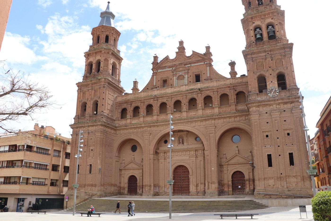 La imponente fachada es la presentación de la colegiata de San Miguel al visitante desde la plaza de España. 