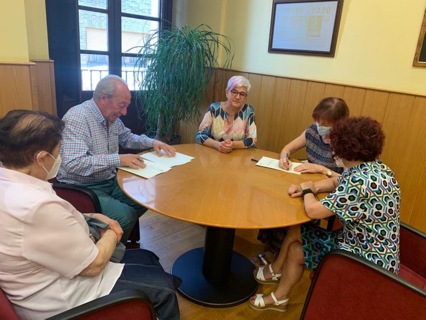 La Asociación del Alzheimer también renovó el convenio municipal. 