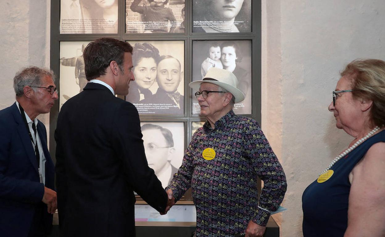 Macron se reúne con los sobrevivientes de la represión judía Marcel Sztejnberg y Regine Lipp durante una visita al memorial de la Shoah, en la conmemoración del 80 aniversario de la redada de Vel d'Hiv, en Pithiviers.