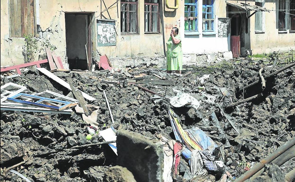 Una mujer observa el destrozo ocasionado por un ataque aéreo en Donetsk.