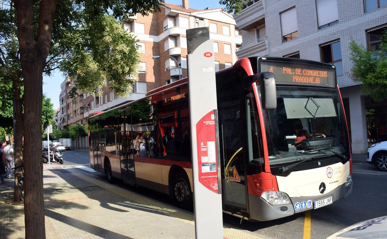 Parada en Club Deportivo, en la que el autobús se detiene en el carril de circulación. 