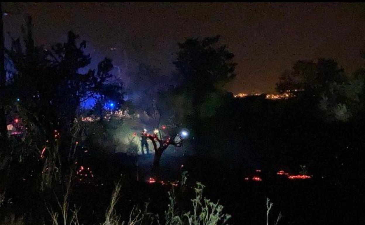 Un incendio provoca el corte de electricidad en el barrio de las Bodegas de Lardero