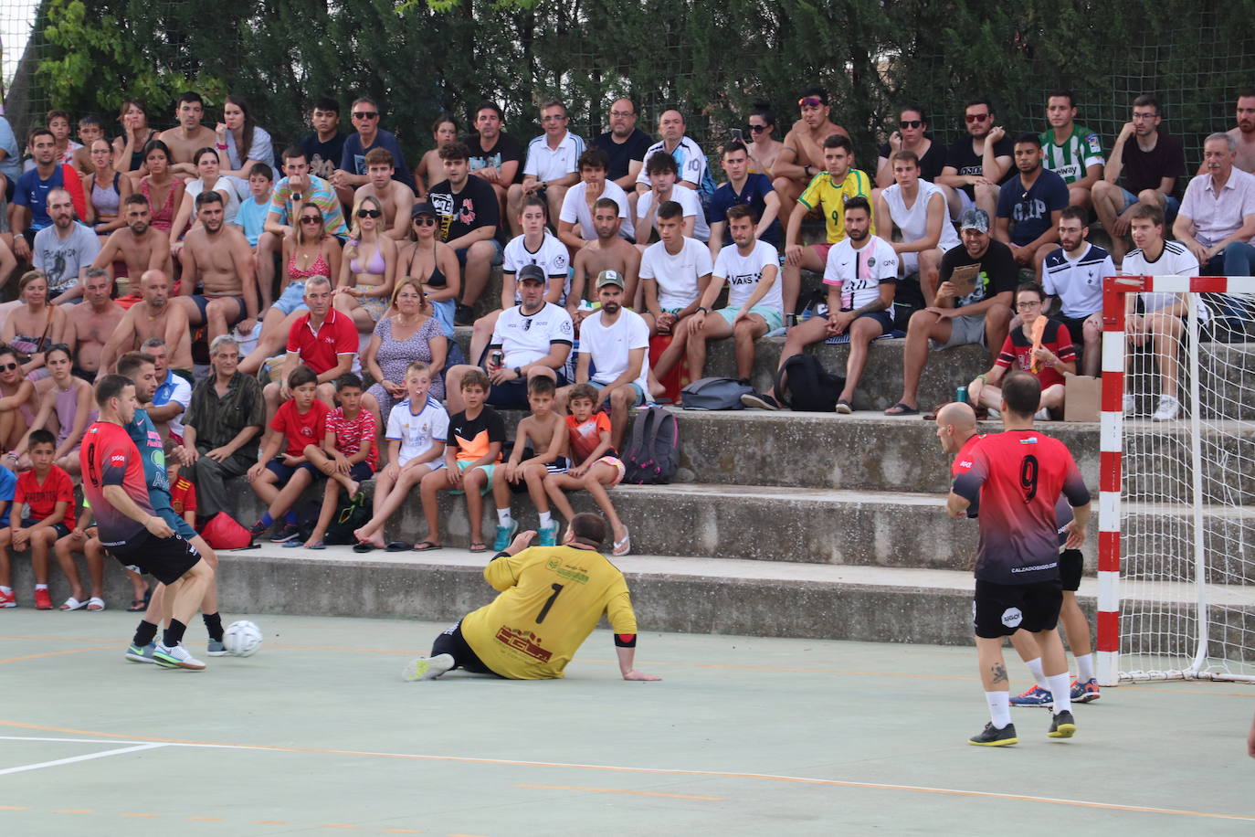 Fotos: 48 Horas de Fútbol Sala de Alfaro: Segura impulsa la remontada que da la Colegiata al Aema