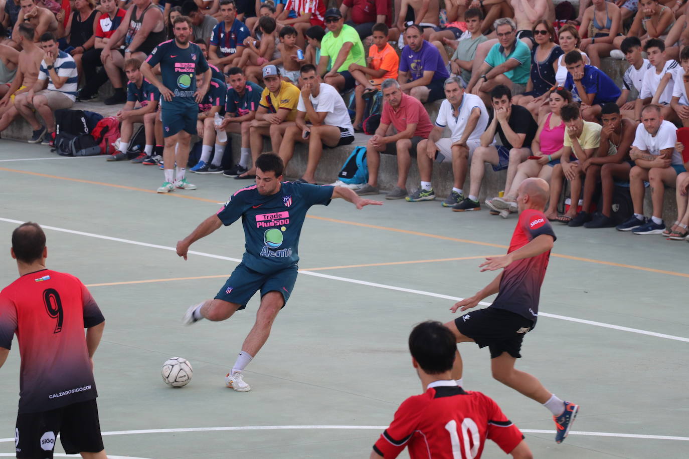 Fotos: 48 Horas de Fútbol Sala de Alfaro: Segura impulsa la remontada que da la Colegiata al Aema