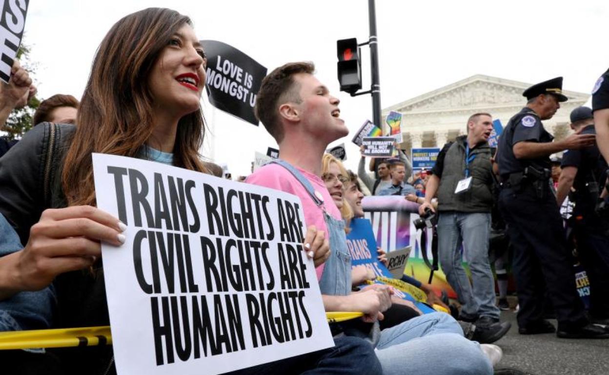 Activistas de los derechos de los homosexuales protestan ante la sede del Tribunal Supremo. 
