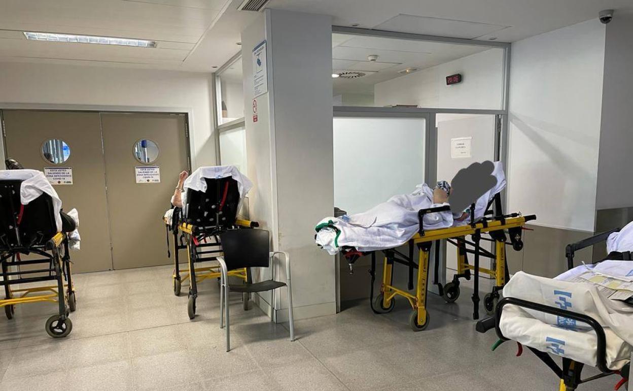 Pacientes en el vestíbulo de la entrada a Urgencias para ambulancias. 