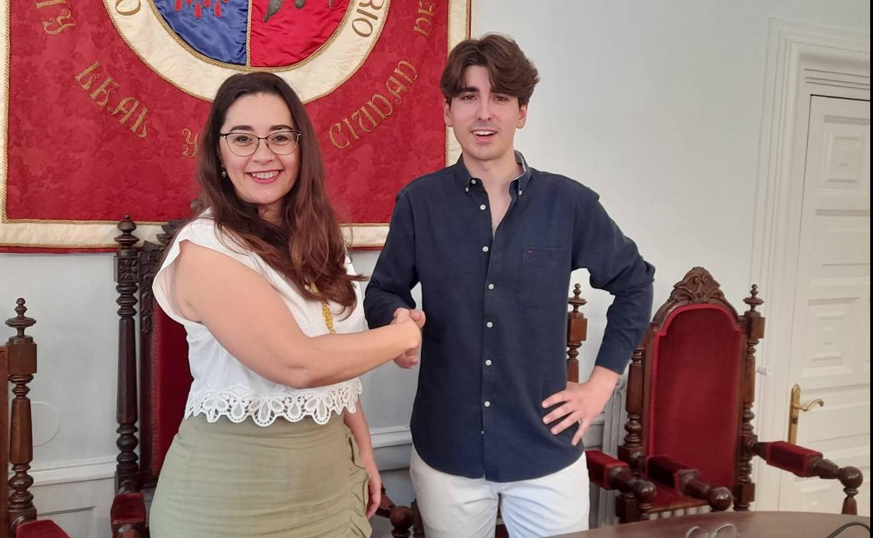 Firma del acuerdo entre la alcaldesa Elisa Garrido y Mario Cornago de la promotora Burcor.