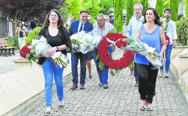 La presidenta Andreu y la consejera Romero encabezan la comitiva que colocó flores en la estatua de las Mujeres de Negro en el cementerio de La Barranca. 