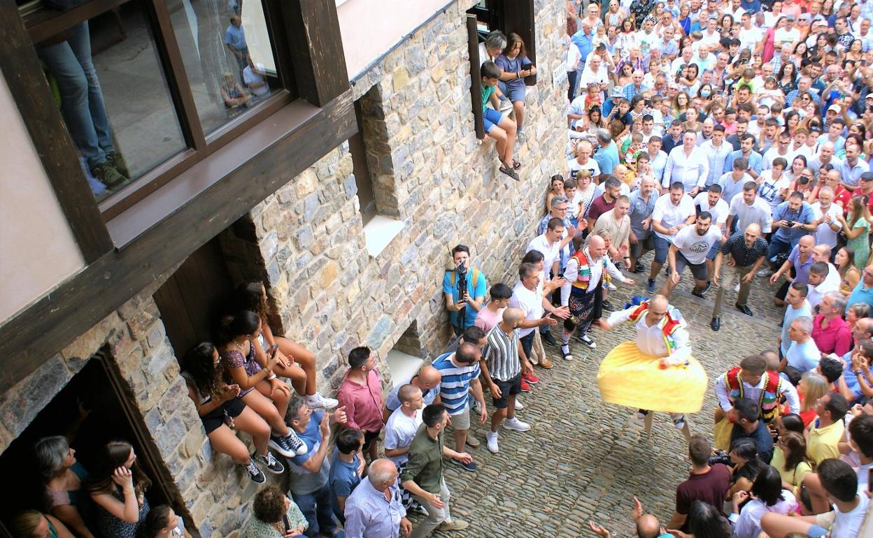 Los ayudantes esperan la llegada del danzador para pararle. 